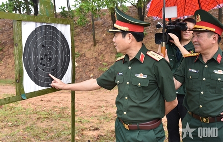 General Nguyen Tan Cuong inspects Regiment 165